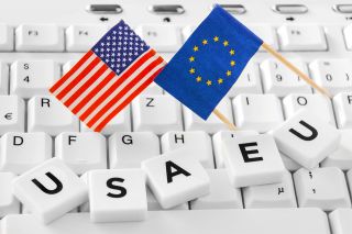 Foto: USA und EU Flagge