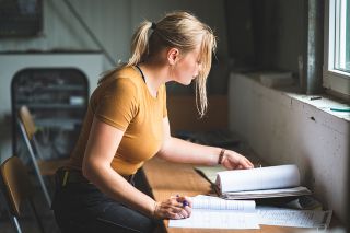 Foto: Frau bearbeitet Unterlagen